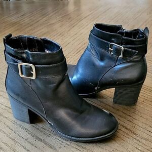 White mountain black comfy zip up booties 7.5